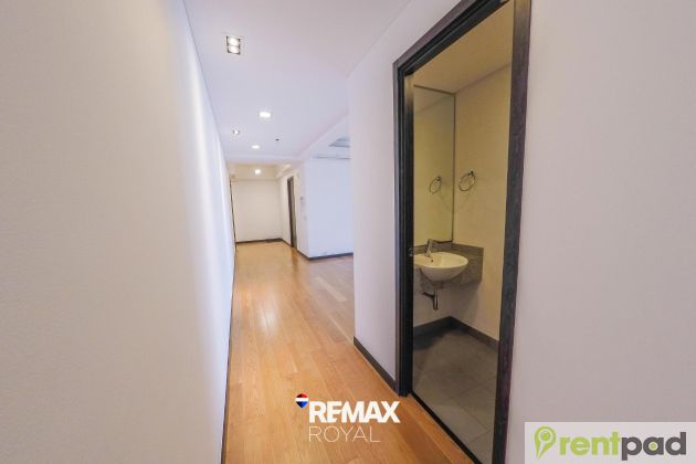 Spacious 2BR in One Serendra East Tower, BGC #e12fb3d424