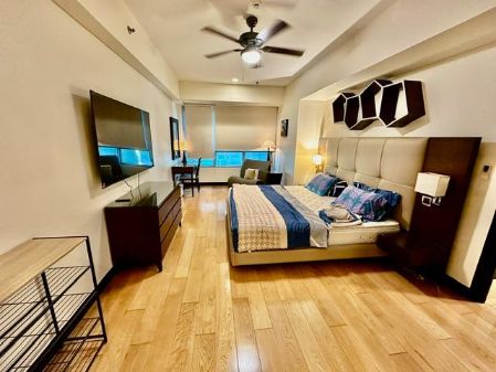 Upgraded 2 bedroom unit in One Serendra with view ofamenities