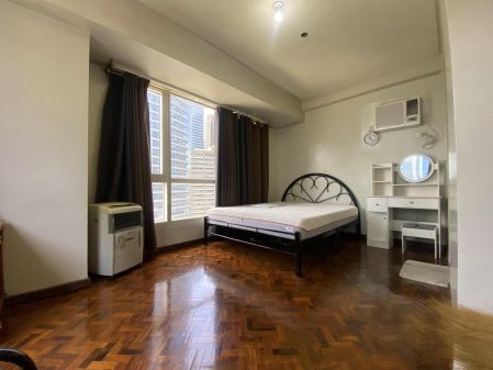 Fully Furnished 1 Bedroom Unit at The Columns Ayala Avenue