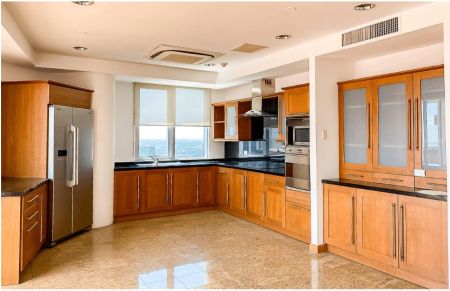 Elegantly Designed 2BR Penthouse for Rent in BGC Taguig