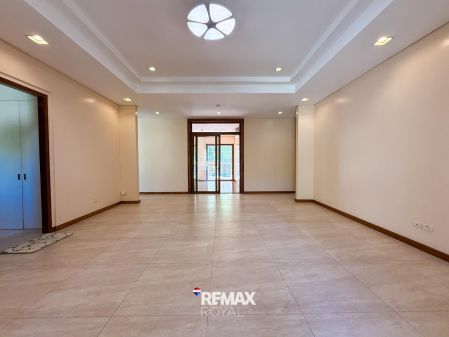 Spacious 3BR Bungalow with Pool and Garden in Dasmarinas