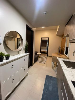 Fully Furnished Chic 1BR with Balcony in Park McKinley West