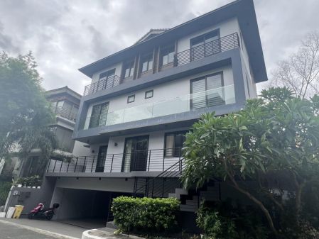 McKinley Hill Village House for Rent 6 Car Garage