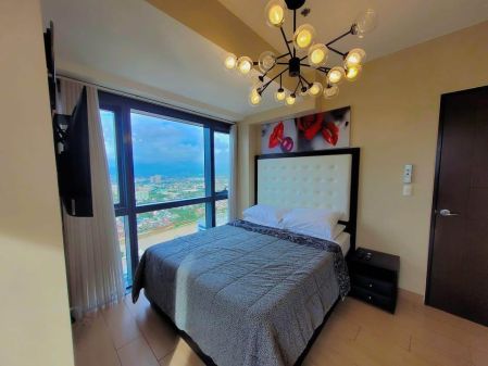 1 Bedroom corner Unit with Parking in One Eastwood Avenue