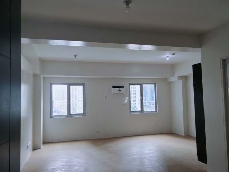 Big 39 Sqm Studio for Rent at Avida Cityflex BGC near St Lukes 