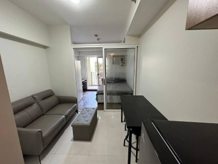 Minimalist 1 Bedroom with Parking in Brio Tower along EDSA