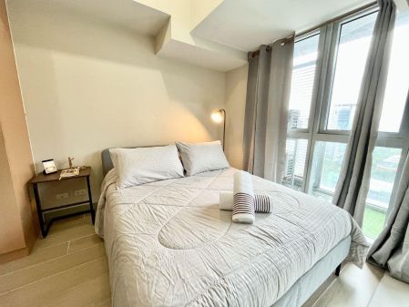 Fully Furnished 1 Bedroom Unit at Uptown Parksuites for Rent