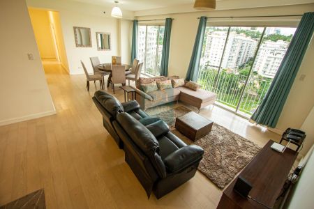 Spacious 3 Bedroom Penthouse in 32 Sanson by Rockwell Makati