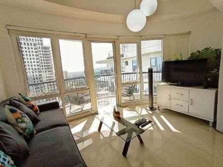 For Rent 1 Bedroom with Balcony in Calyx Centre Cebu