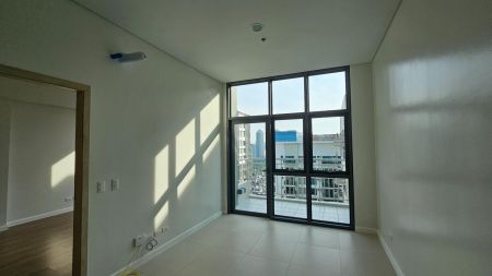 Unfurnished Large 1 Bedroom Penthouse Unit in Callisto Tower