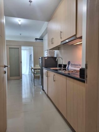 1 Bedroom unit with Balcony facing Skyline for Rent