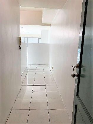 Condo Unit For Rent - 8th Floor at 20 Lansbergh Place
