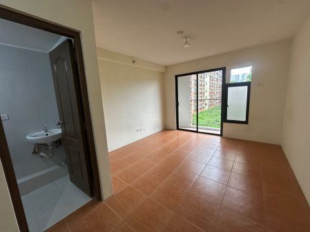 Unfurnished Studio Unit facing Golf Course for Rent at One Oasis