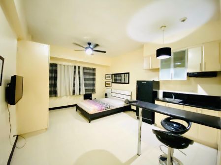 Furnished Studio Unit at Morgan Residences Mckinley Hill for Rent