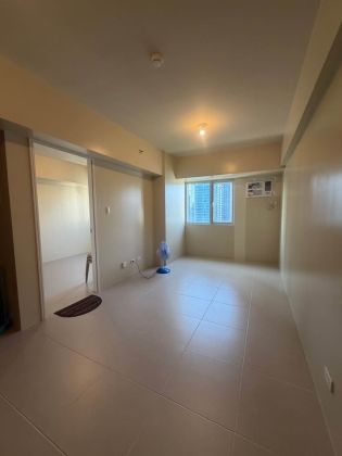 Semi Furnished 1 Bedroom Unit at Avida Towers Turf BGC for Rent