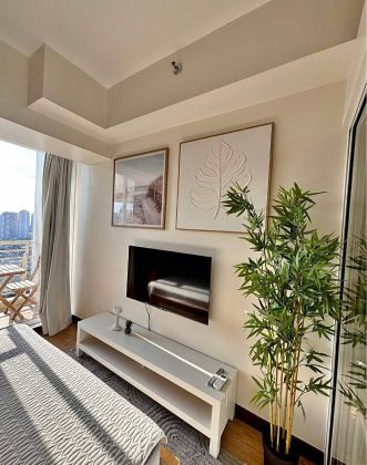 Cozy Fully Furnished with Balcony Unit at Allegra Garden Place