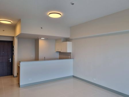 Semi Furnished 3BR with 2 Balconies at Uptown Parksuites BGC