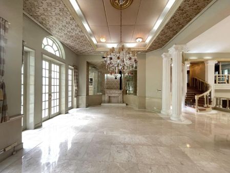 Well Maintained 5 Bedroom House for Lease in Forbes Park Makati 