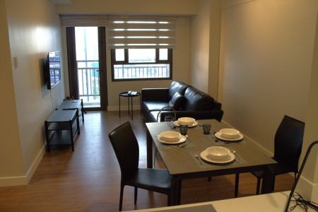 Cozy 2 Bedroom Corner Unit with Balcony for Rent at The Arton