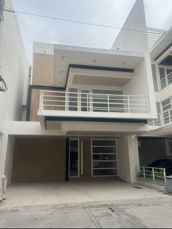 3 Bedroom House For Rent in M Residences Acacia Estate Taguig