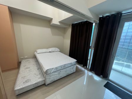 Semi Furnished 1 Bedroom Unit at Uptown Parksuites for Rent