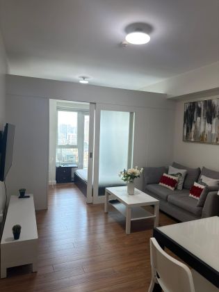 1BR Fully Furnished with Balcony for Rent at The Grand Midori
