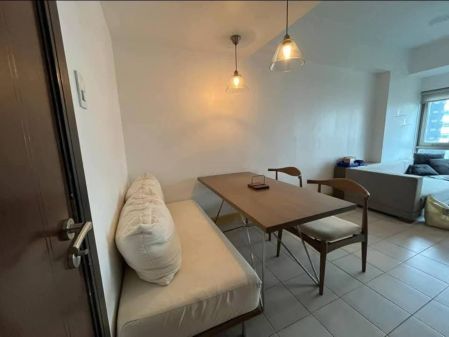Fully Furnished Studio Unit at Forbeswood Parklane for Rent