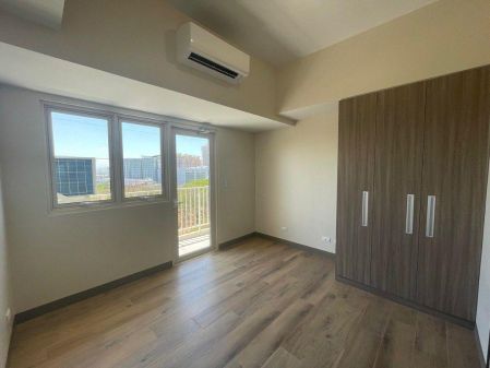 Brand New 1BR with Balcony Park McKinley West Fort Bonifacio Tagu
