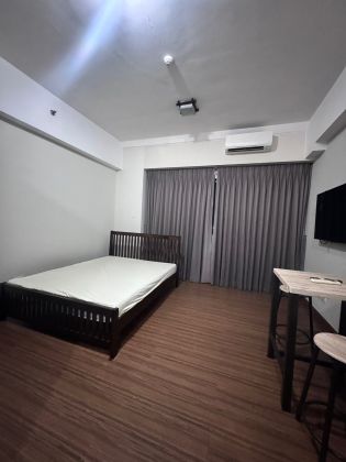 Studio Unit with Balcony at Shang Salcedo Place 