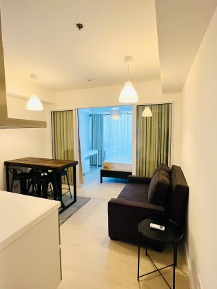 Fully Furnished 1 Bedroom Unit in Azure Urban Resort Residences