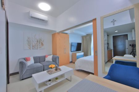 Modern Fully Furnished 1BR at Uptown Parksuites near Landers
