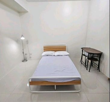 Furnished Studio Unit in the Pearl Place