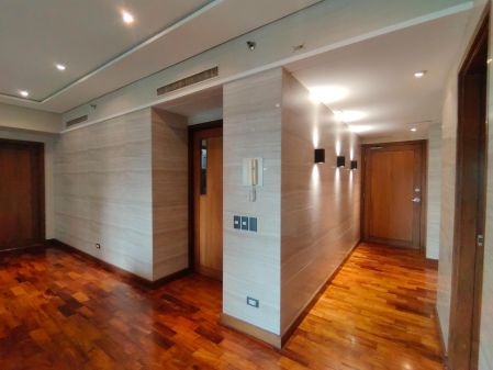3BR corner Unit with Balcony Modern Interior at Trag Makati City