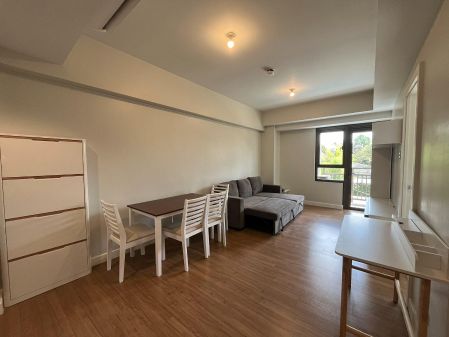Fully furnished 1 Bedroom Unit with Parking Slot at The Arton