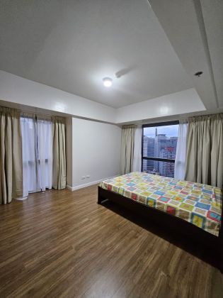 Special 3 Bedrooms in Gentry Residences Salcedo Village Makati