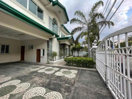 Ayala Alabang 5 Bedroom Glamour House for Rent in Muntinlupa City
