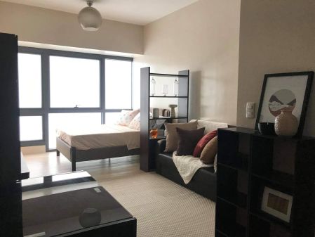 Fully Furnished Studio for Rent in 81 Newport Boulevard