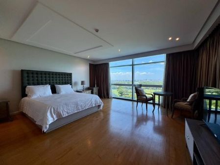 Luxury Living in the Heart of BGC  Fully Furnished 3BR Den 