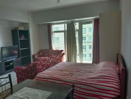 Fully Furnished Studio for Rent at Red Oak Two Serendra BGC Tagui