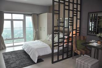 Nicely Interior Spacious Studio with Balcony Red Oak Two Serendra
