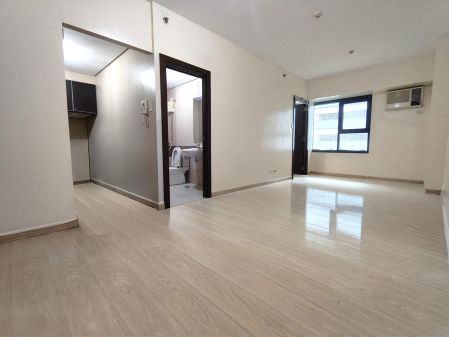 The Fort Residences BGC 42 sqm 1 bedroom semi furnished unit P30k