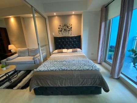 1BR Unit Fully Furnished with Balcony Overlooking Amenity 
