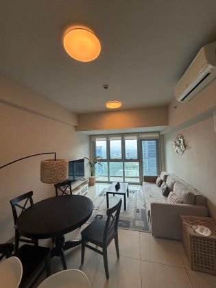 65 Sqm Corner Unit 1BR with Balcony Uptown Parksuites One Uptown 