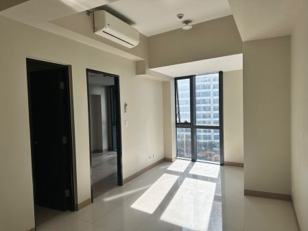 Unfurnished 1 Bedroom Unit at One Eastwood Avenue for Rent