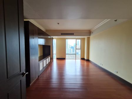 4 Bedroom for Rent with Parking in Discovery Primea Makati