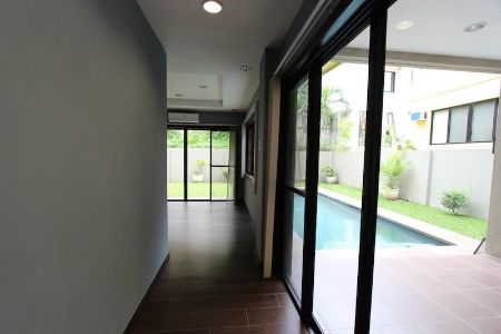  4 Bedrooms Maria Luisa House with Pool