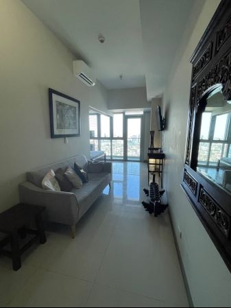Fully Furnished 1 Bedroom Unit at Uptown Parksuites for Rent