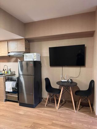 The Rise Makati 1 Bedroom Fully Furnished with Balcony Ayala RCBC