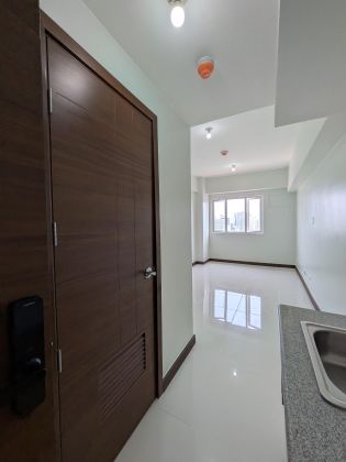 Bright Breezy New Studio in Quantum Residences near Taft Schools