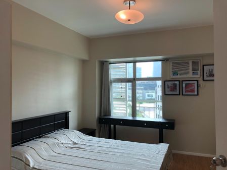 Two Serendra BGC 1 Bedroom Unit with Parking for Rent